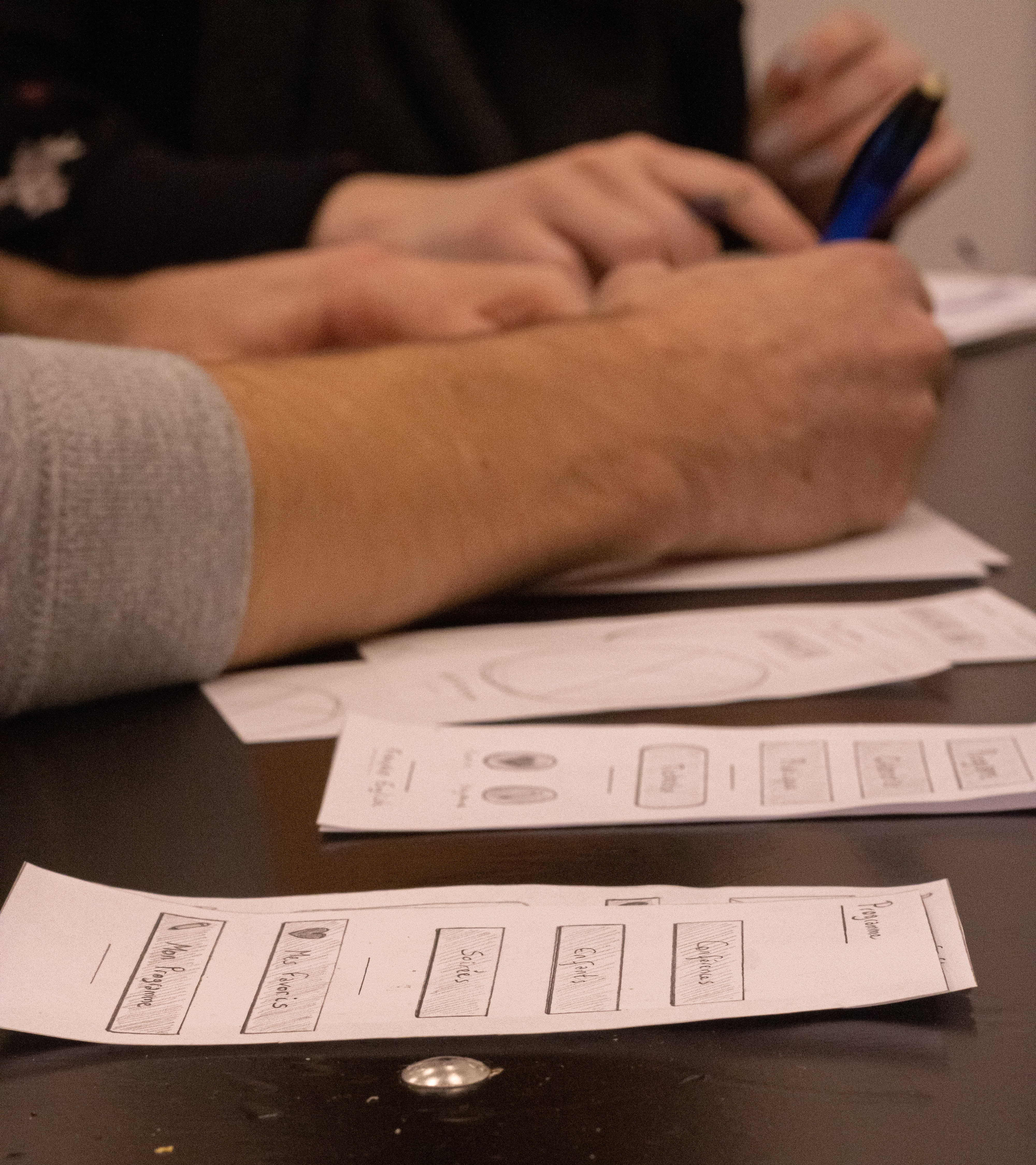 Photo de moi travaillant sur mes prototypes papiers