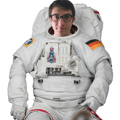 Elie en tenue d'astronaute
